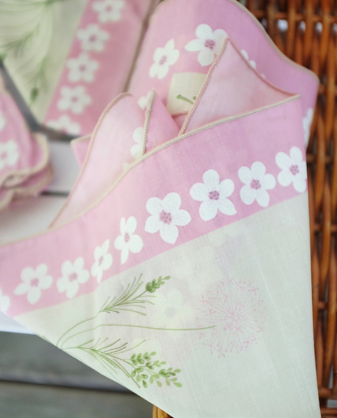 Italian Floral and Scalloped Table Cloth and Napkin Set