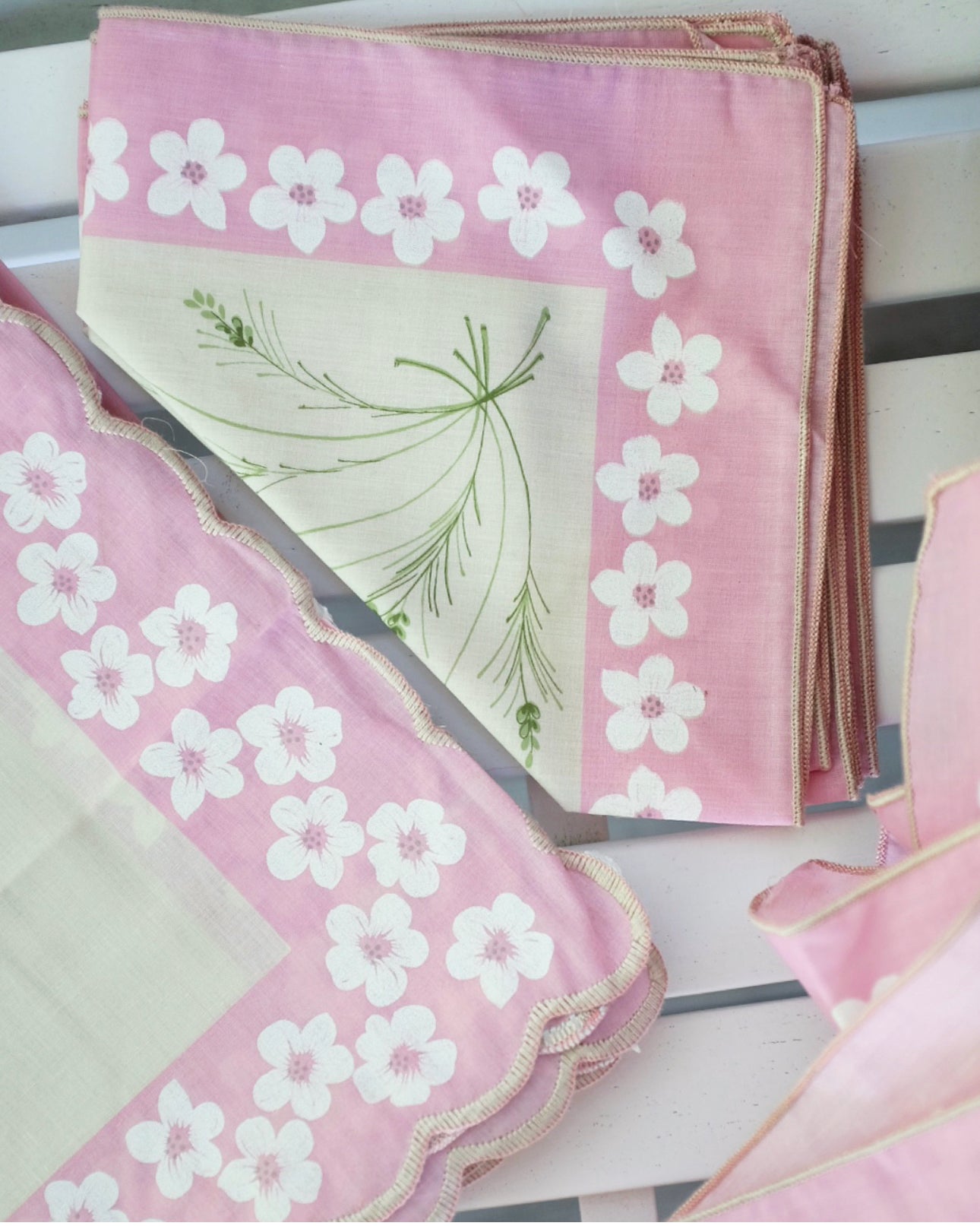 Italian Floral and Scalloped Table Cloth and Napkin Set