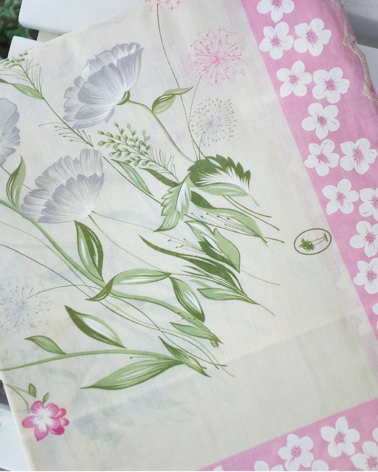Italian Floral and Scalloped Table Cloth and Napkin Set
