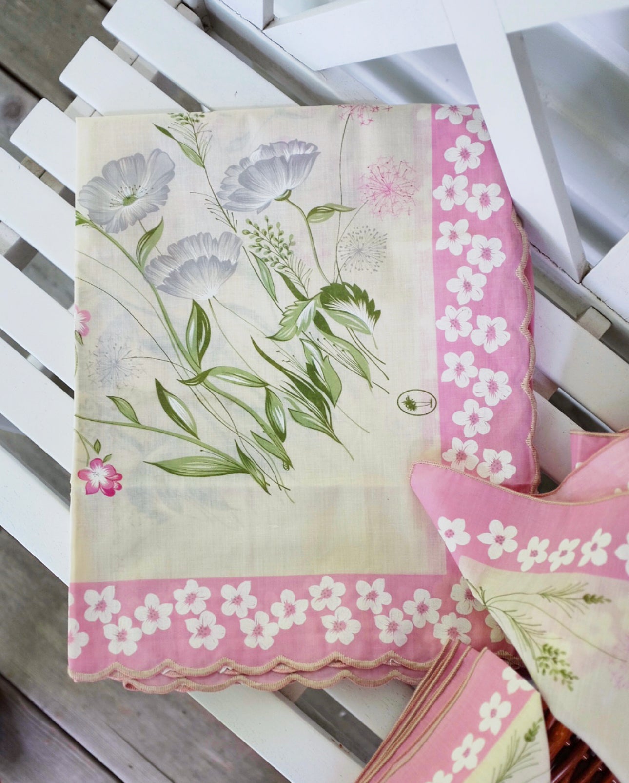 Italian Floral and Scalloped Table Cloth and Napkin Set