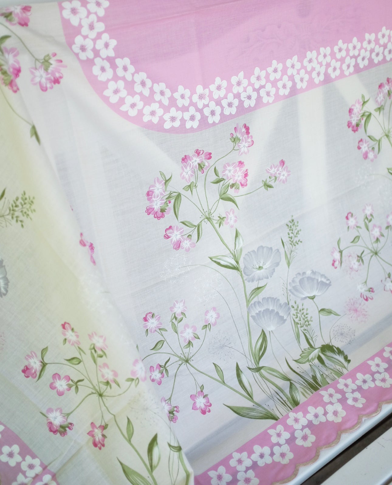 Italian Floral and Scalloped Table Cloth and Napkin Set