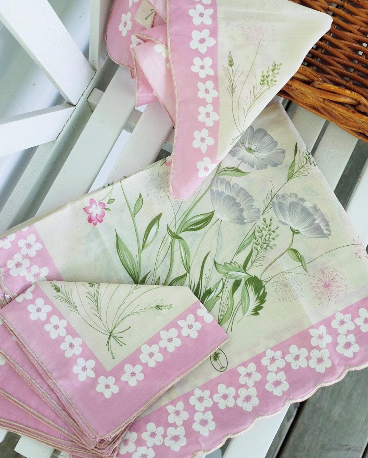 Italian Floral and Scalloped Table Cloth and Napkin Set