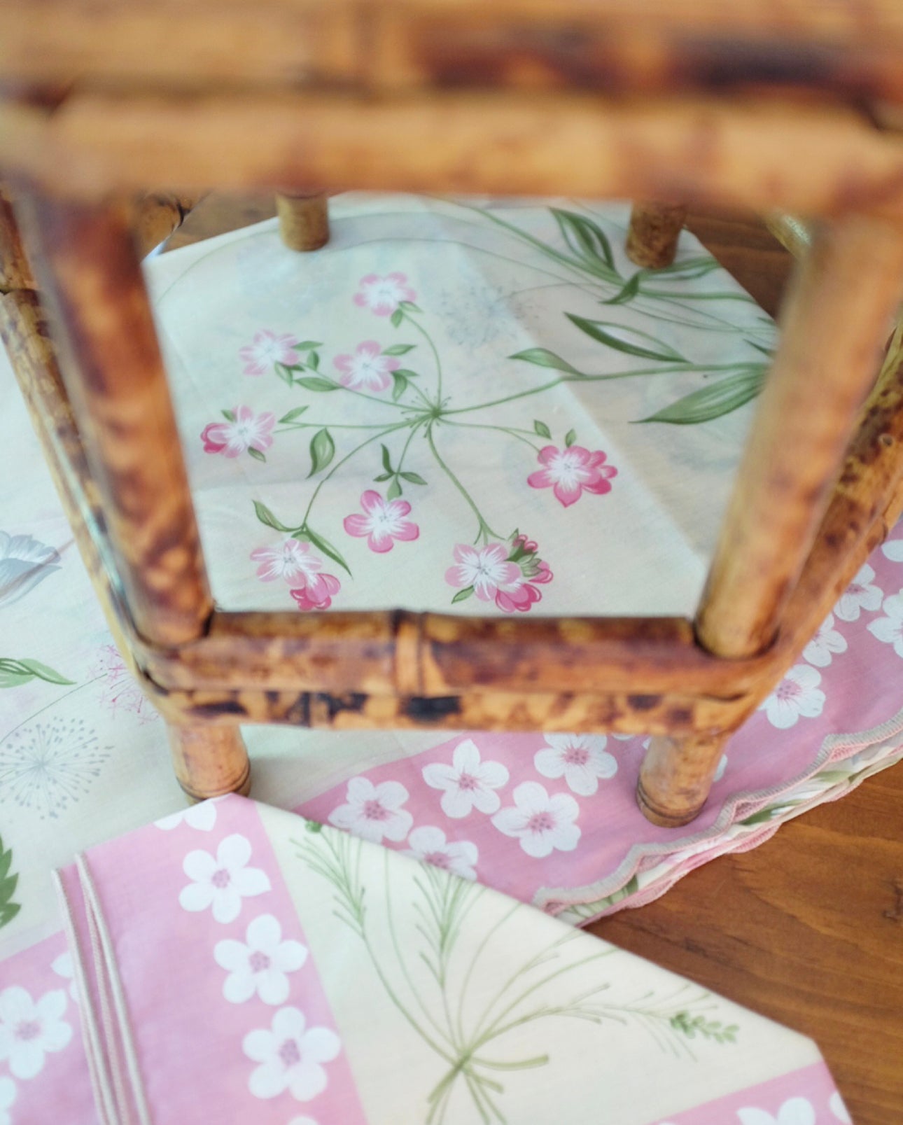 Italian Floral and Scalloped Table Cloth and Napkin Set