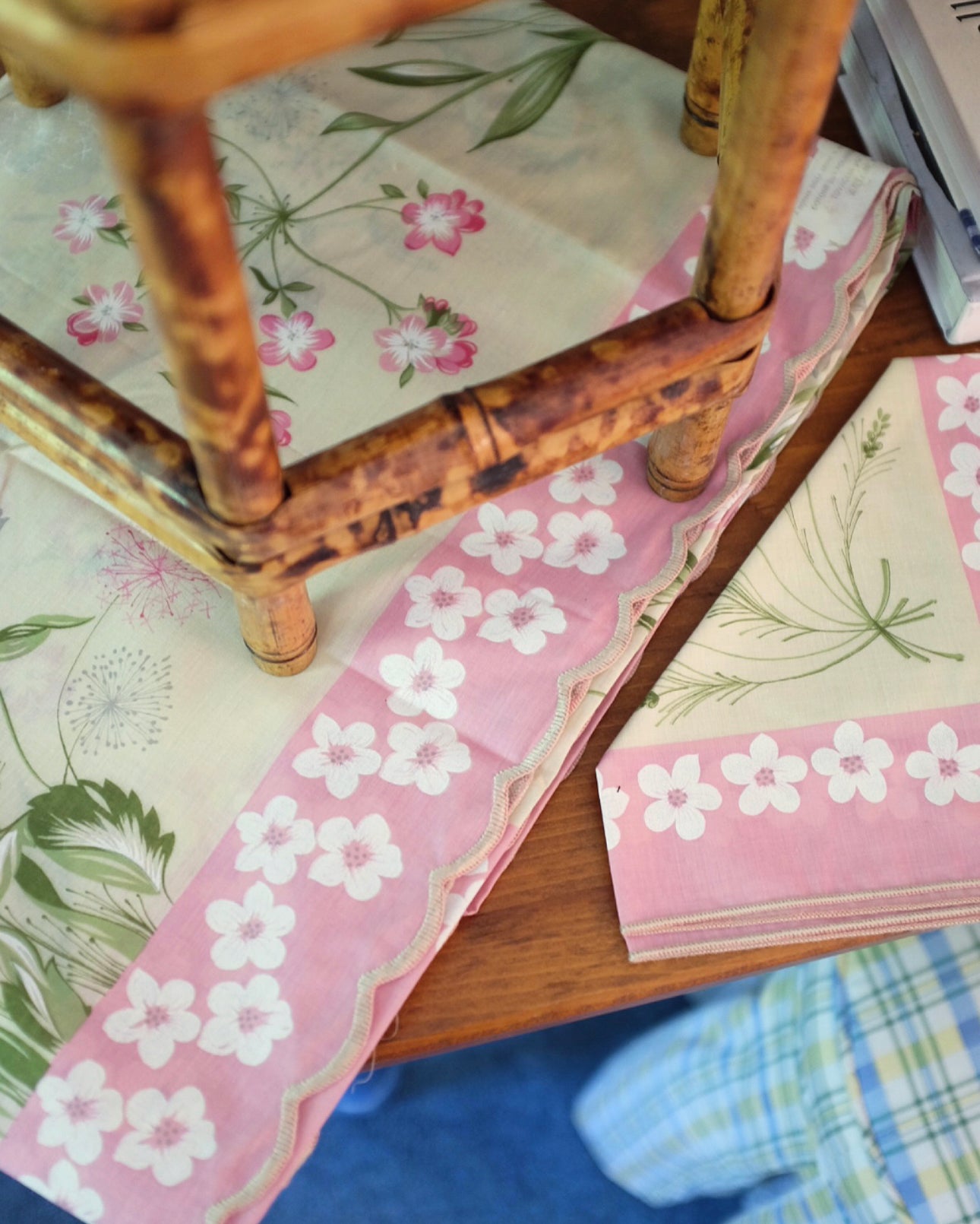 Italian Floral and Scalloped Table Cloth and Napkin Set