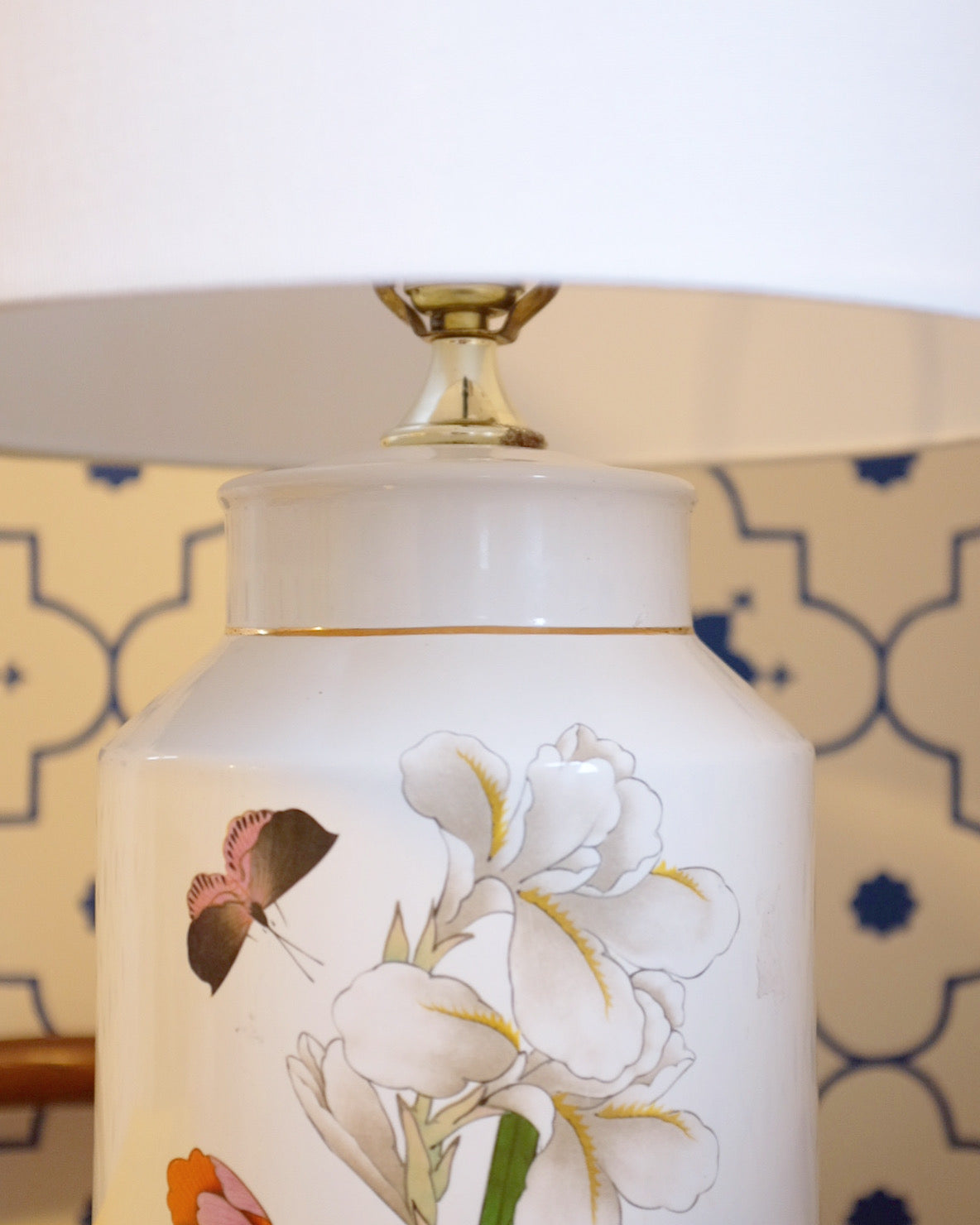 White Lamp with flower Details